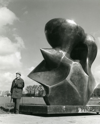 Henry Moore in 1977 with Large Spindle Piece, 1974