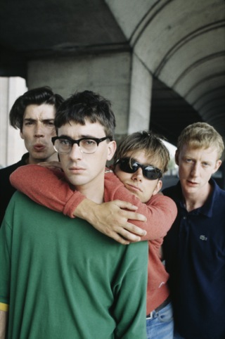 Alternative shot from an NME show, taken in Hammersmith on 22 August 1995, by Kevin Cummins?