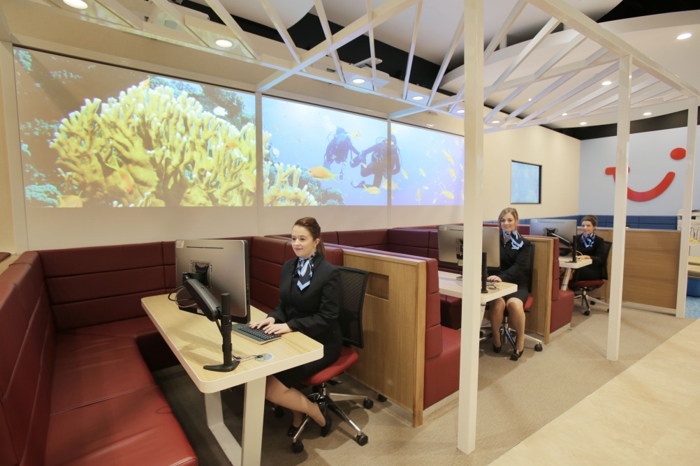 Tailored customer content can be projected onto three screens, or they can be used single inspiration image
