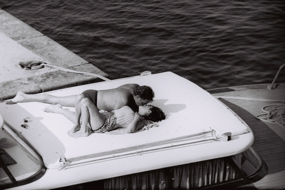 Marcello Geppetti (1933-1998) Richard Burton and Liz Taylor kissing in Ischia, June 1962