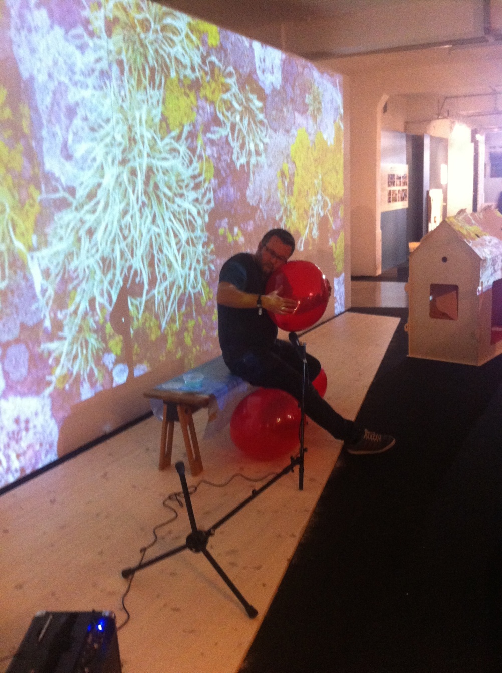 A man playing a balloon at 100% Norway