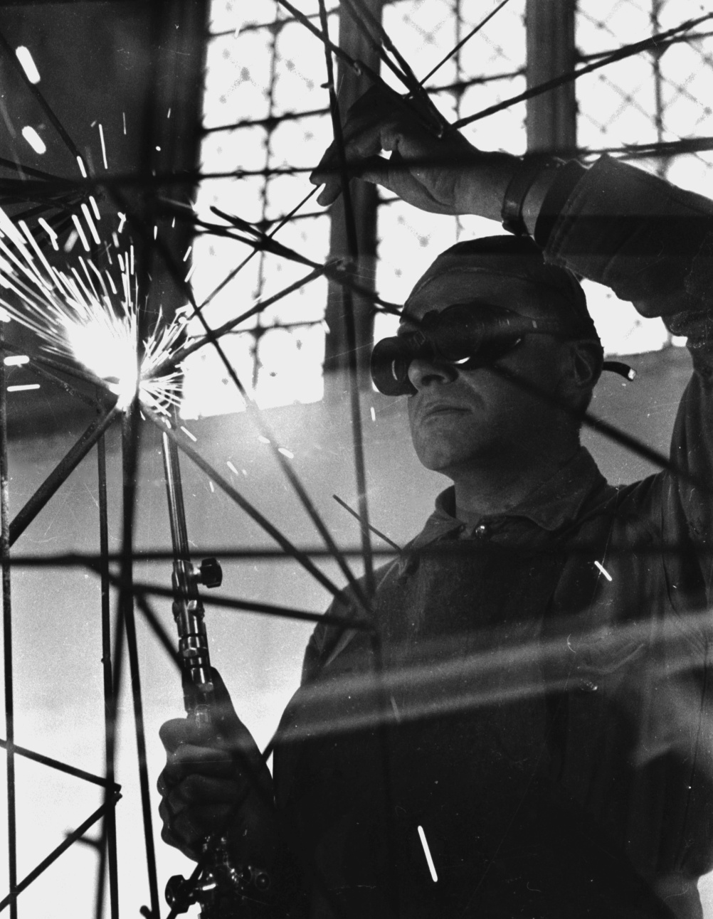 David Farrell, Lynn Chadwick welding at Lypiatt, 1958. 