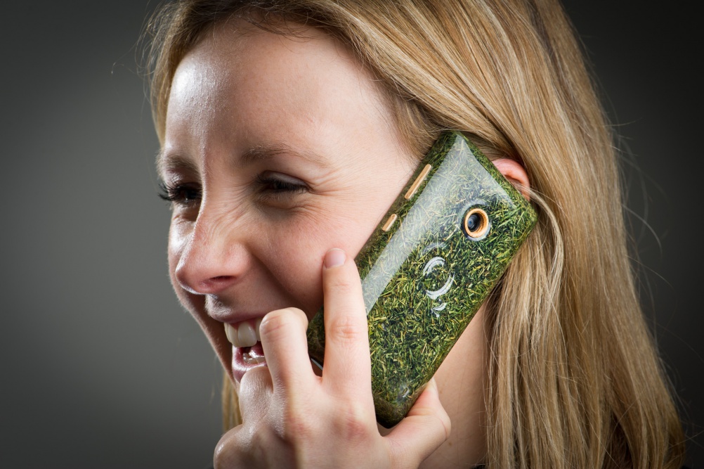 O2 Recycle unveils the UK’s first phone made from grass… and recycled phones parts