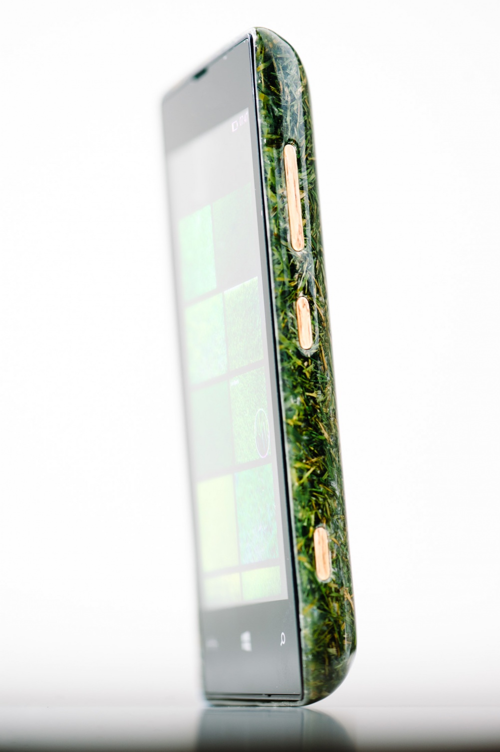 O2 Recycle unveils the UK’s first phone made from grass… and recycled phones parts