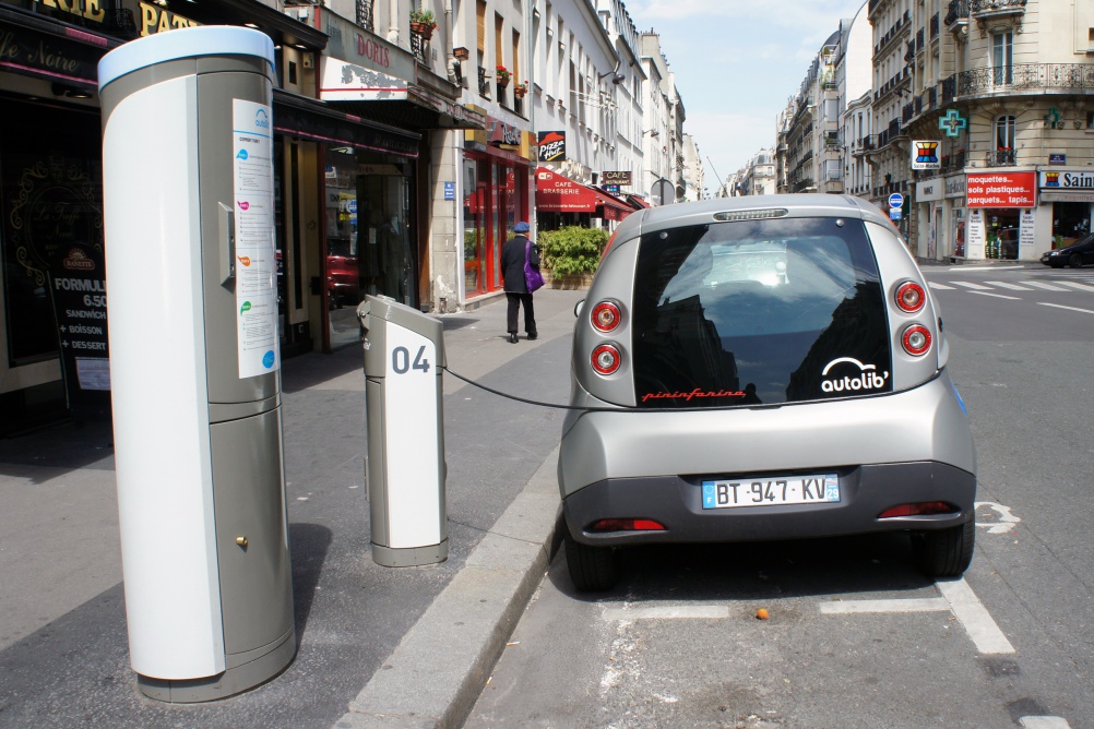 Bluecar charging in Paris. Image by flickr user mariordo59