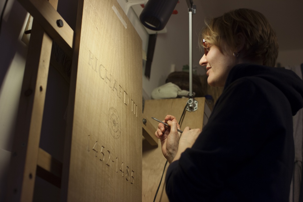 Anna Parker carving Richard III's coffin