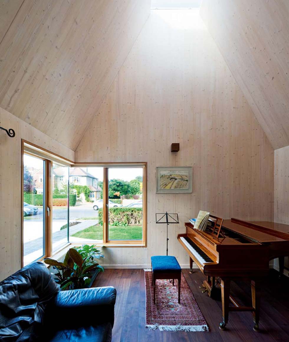 The study’s pyramidal shape allows light to percolate from above, storing heat in the huge mass of the concrete subfloor