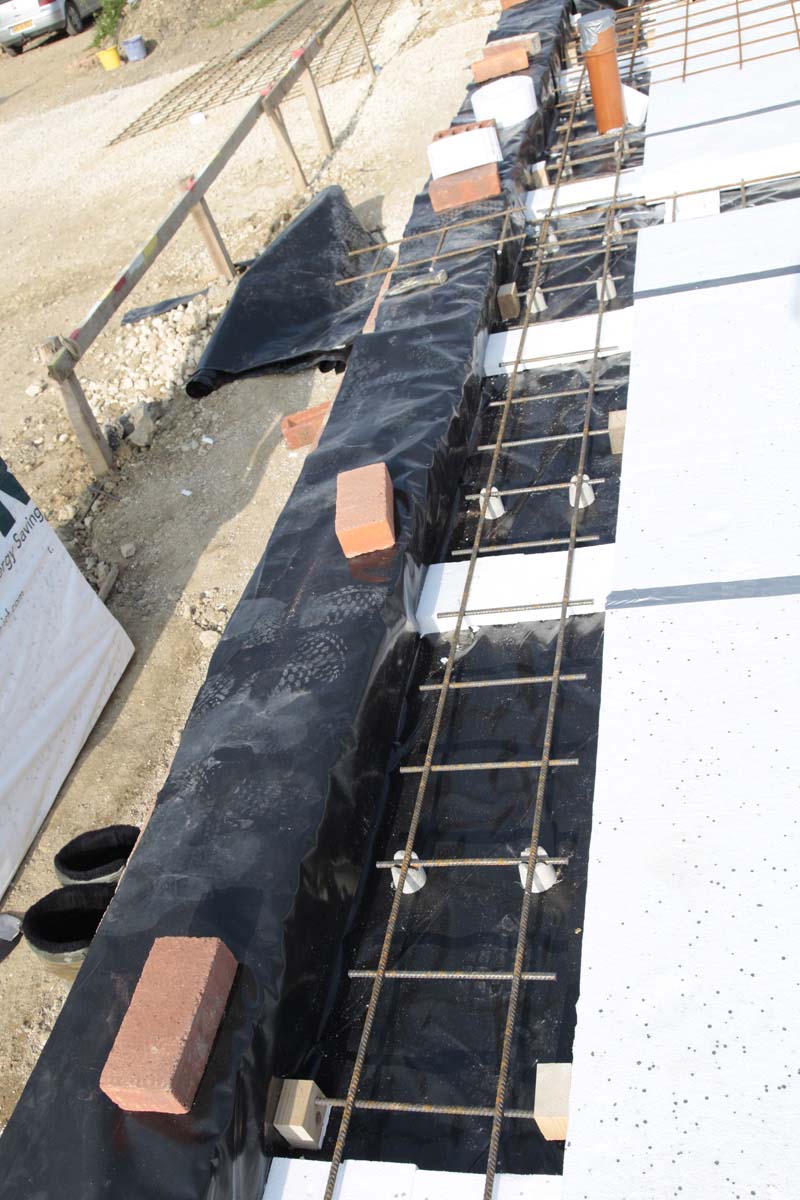 Laying steel reinforcement insulated passive slab