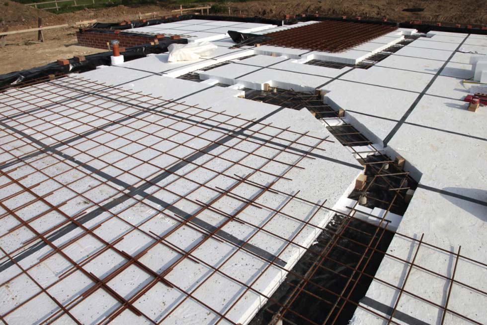 Laying steel reinforcement insulated passive slab