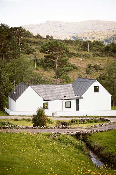 The exterior of the single-storey house built in the Scottish Highlands