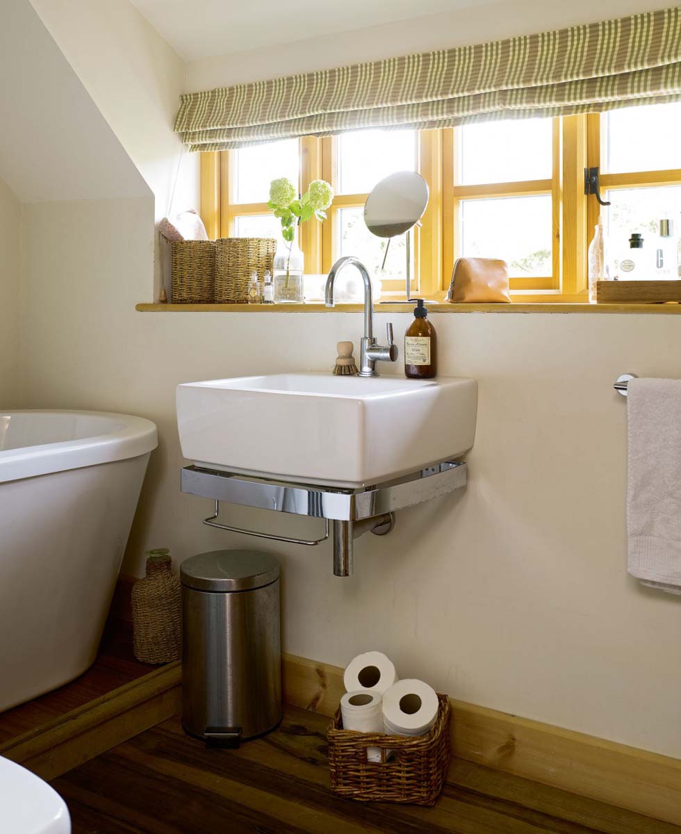 Wll-hung sink in the bathroom