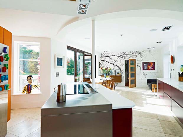 Curved kitchen extension for a family art deco home