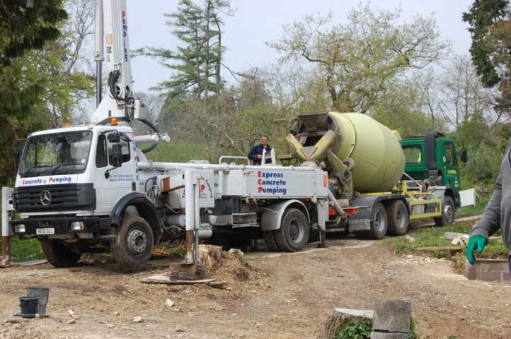 Cement mixer delivering the screed
