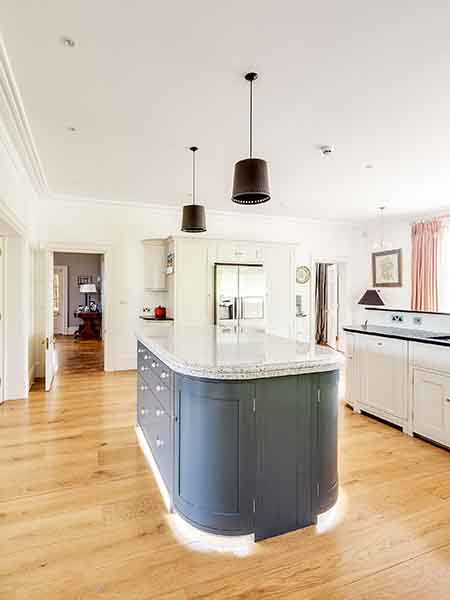 georgian-kitchen-island