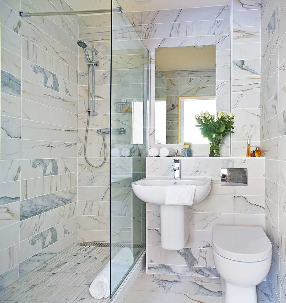 Fabra apartment bathroom