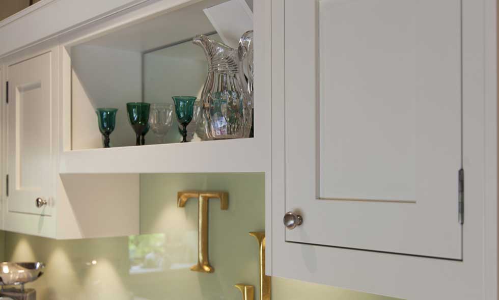 traditional-kitchen-mirrored-shelf