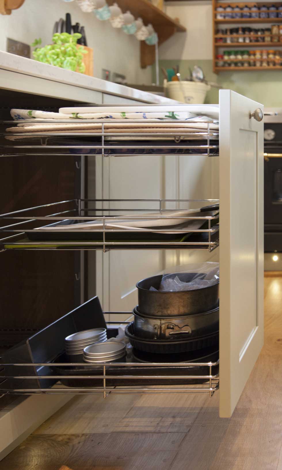 traditional-kitchen-three-shelf-drawer