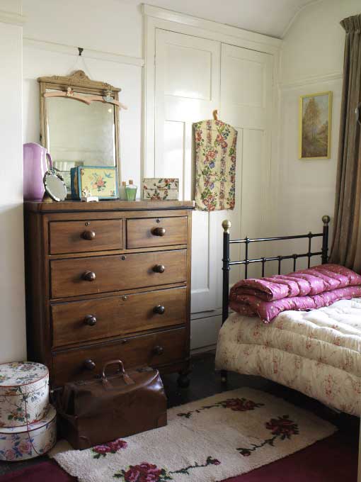 Choose antique furniture for a vintage-style bedroom