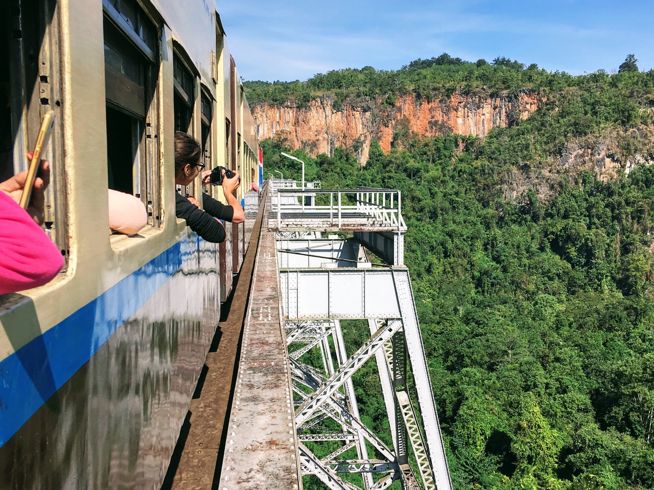 Hsipaw – cesta vlakem na trek uzemím ovládaného rebely