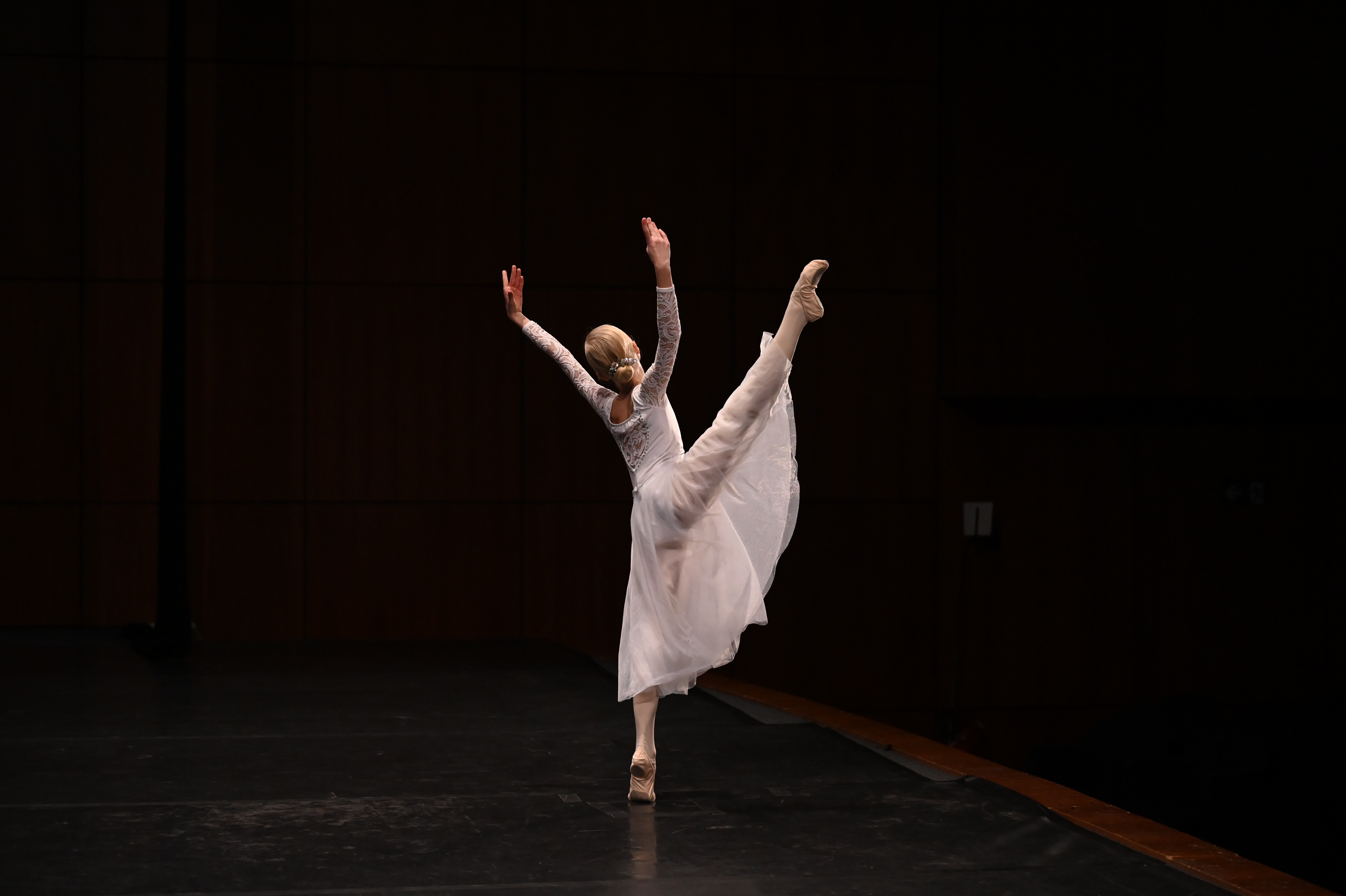 bs0919-036-Maja Mainka-Butterfly-Backstage-YGP ITALY 2023-ZF-4874-46233-1-001-007.jpg