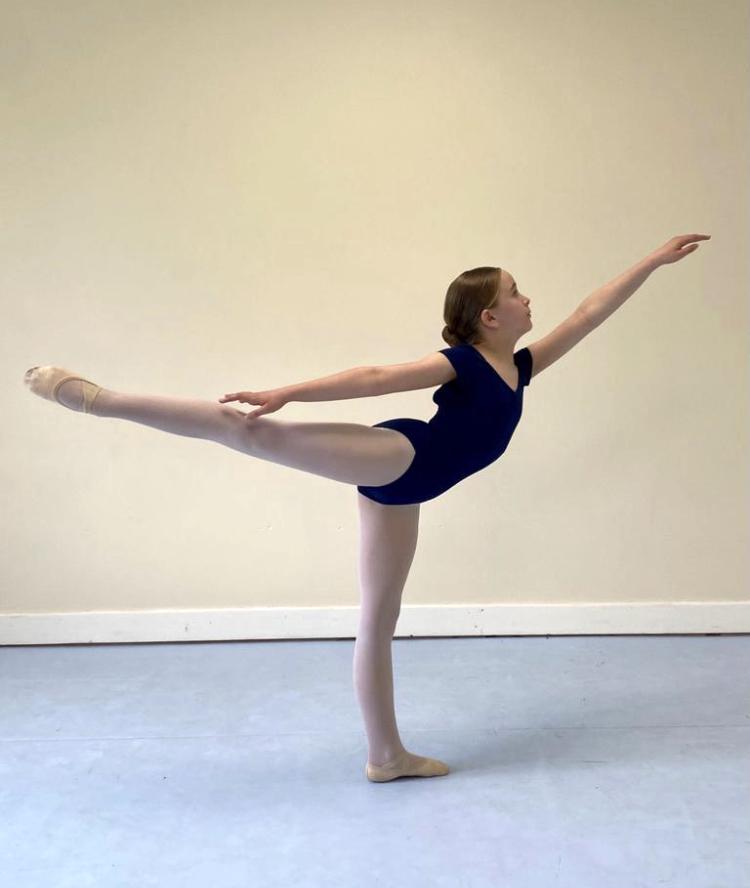 KIDD Amelie - Provide an arabesque photo.jpg