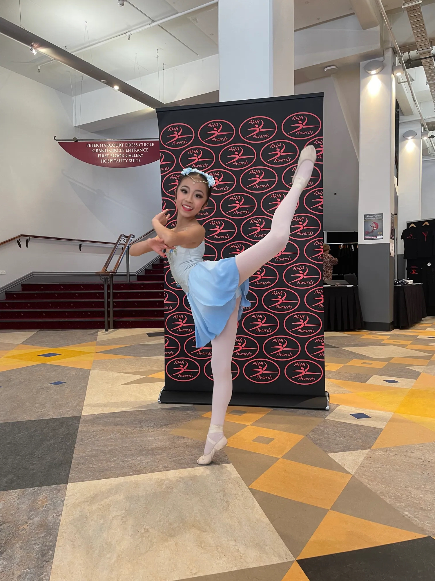 eyJidWNrZXQiOiJjaC5ha3Nvbi5kYW5jZS5idWNrZXQiLCJrZXkiOiJmaWxlcy9zb2F2QkpkeVRwcEVLV1NjZi1vcmlnaW5hbC5qcGVnIiwiZWRpdHMiOnsicmVzaXplIjp7IndpZHRoIjoyMDAwLCJmaXQiOiJjb3ZlciJ9fX0= - copie.jpg