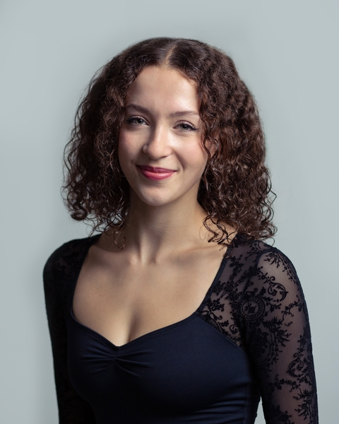 Elisa Murg Headshot.JPG