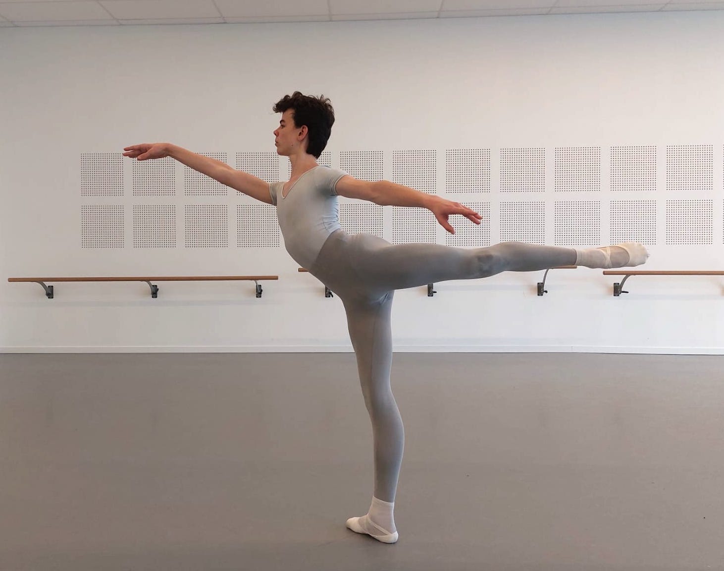 FEUILLET Vaitea - Provide an arabesque photo (1).jpg