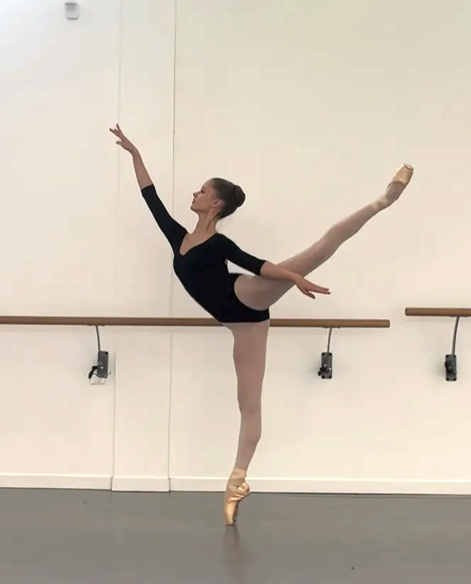 ABELAN Oriane - Provide an arabesque photo - copie.jpg