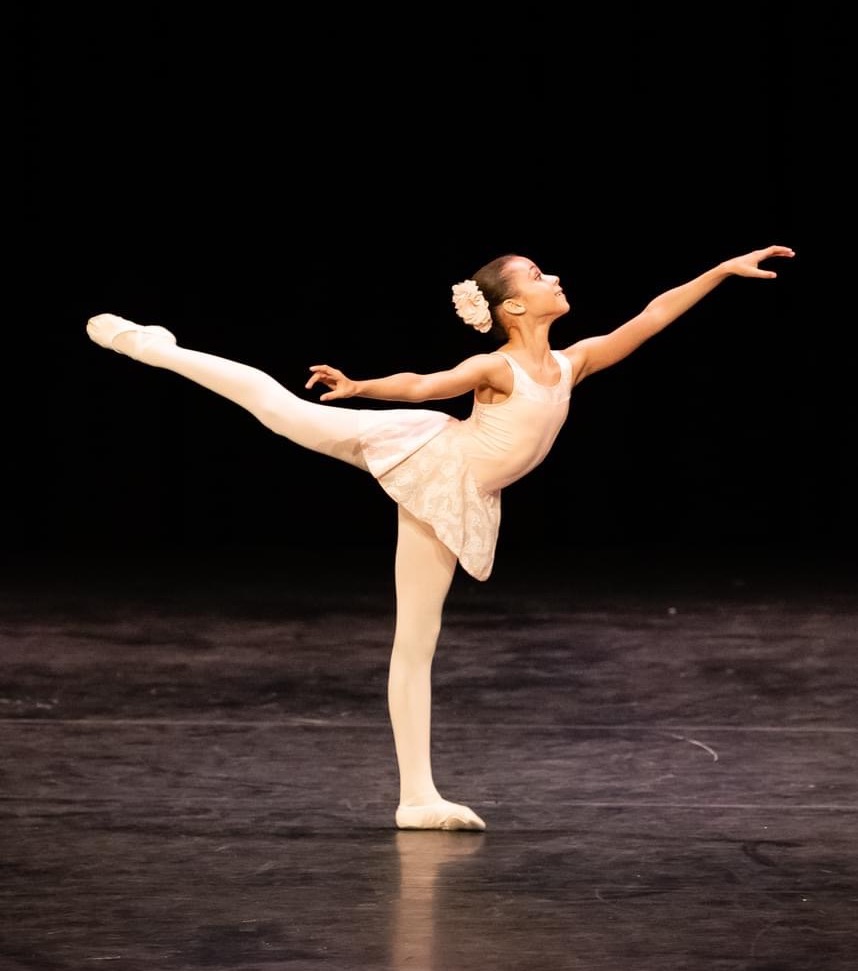 ESALO Lovencia - Provide an arabesque photo.jpeg