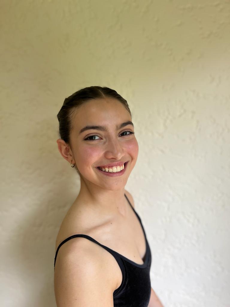 JULIETA NORMEY MEDIO CUERPO.jpg