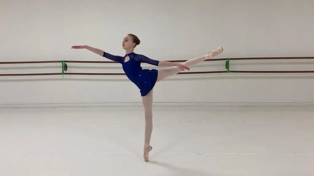 VAN CAMP Margo - Provide an arabesque photo.jpg