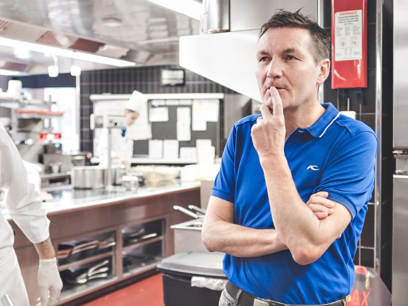 Daniel_Bumann_im_Interview_in_der_Kueche