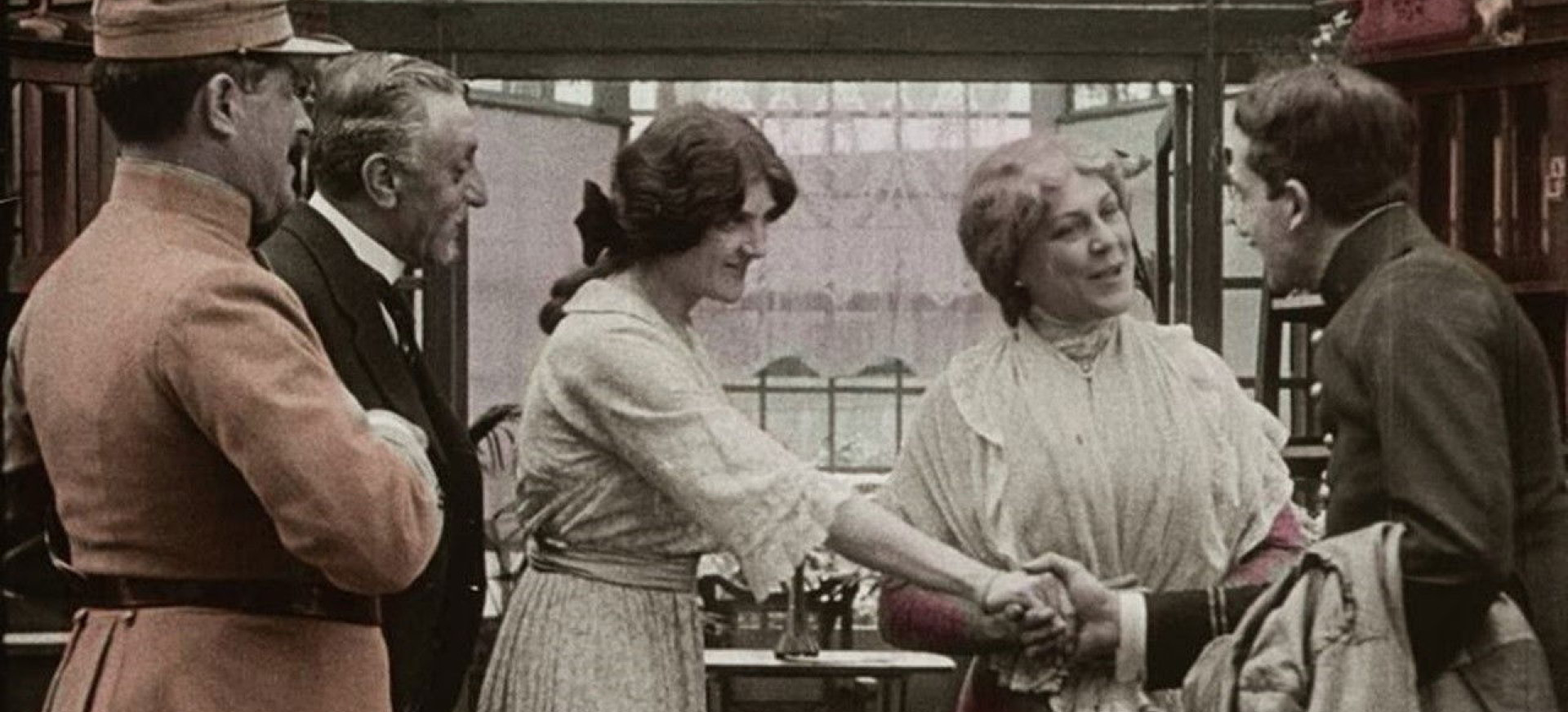 Karo Prakeikti filmo online nuotraukos