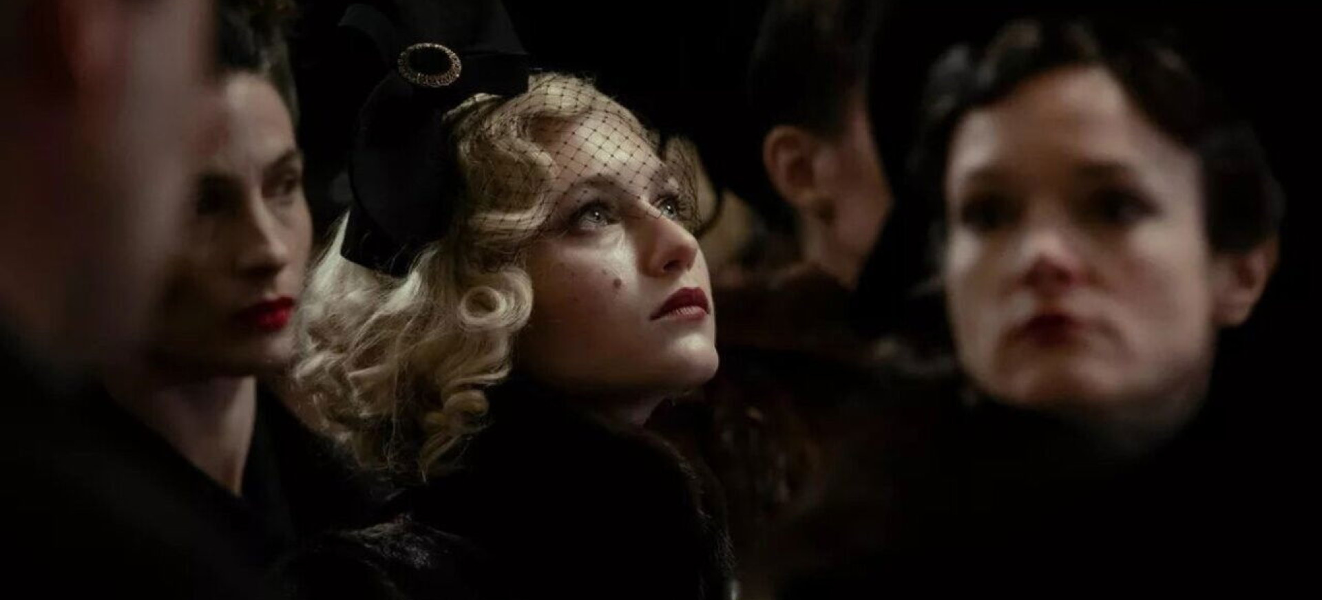 Tarp Šviesos Ir Šešėlių filmo online nuotraukos