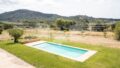 Jardín con piscina