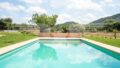 Jardín con piscina