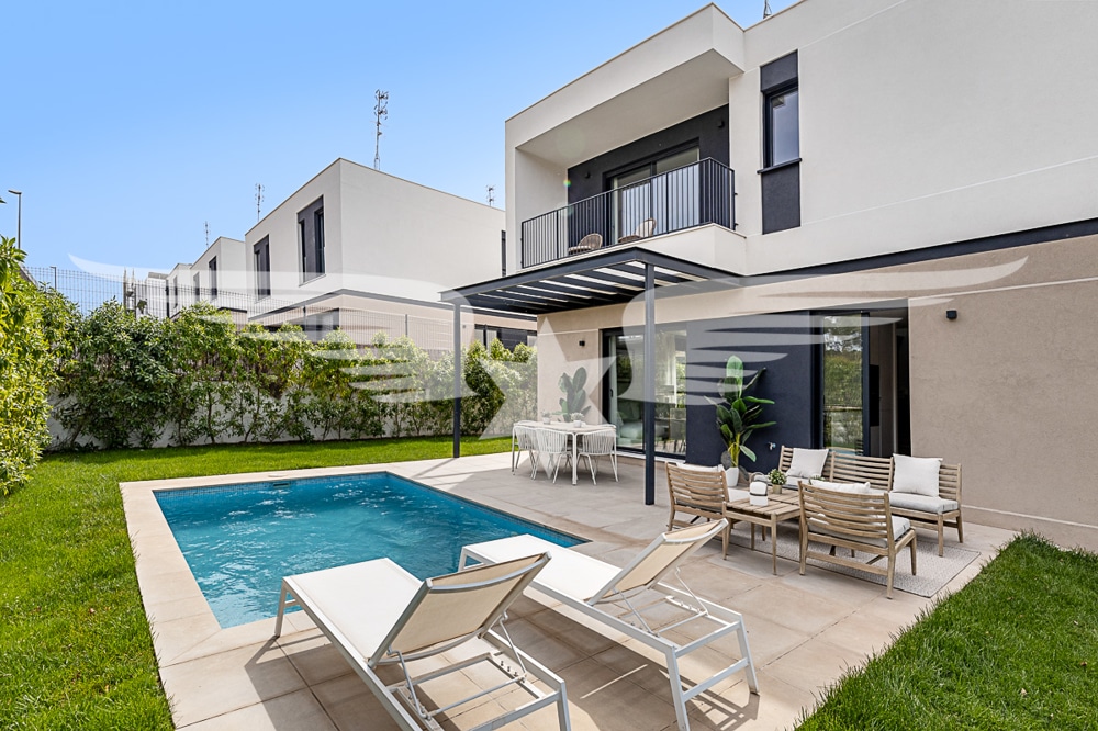 Exterior view with swimmingpool