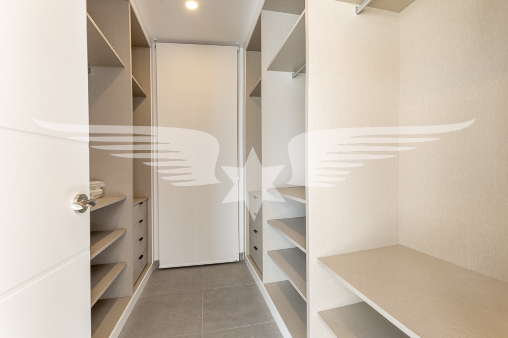 Walk-in closet Master-Suite