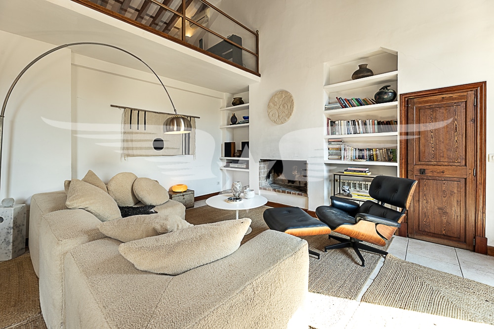 Salón con chimenea