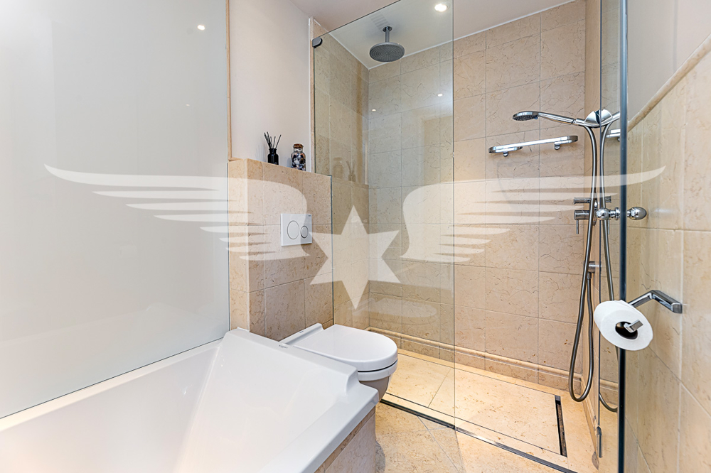 Bath en Suite ground floor