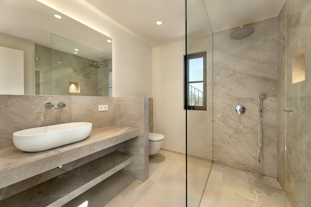 Cuarto de baño con ducha en suite planta superior