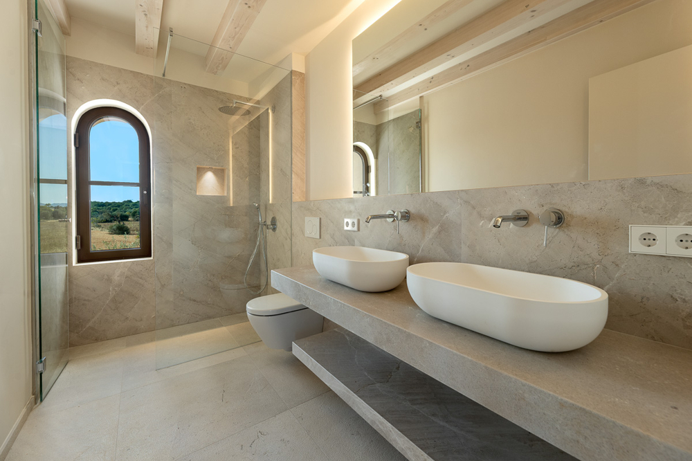 Cuarto de baño con ducha en suite planta superior