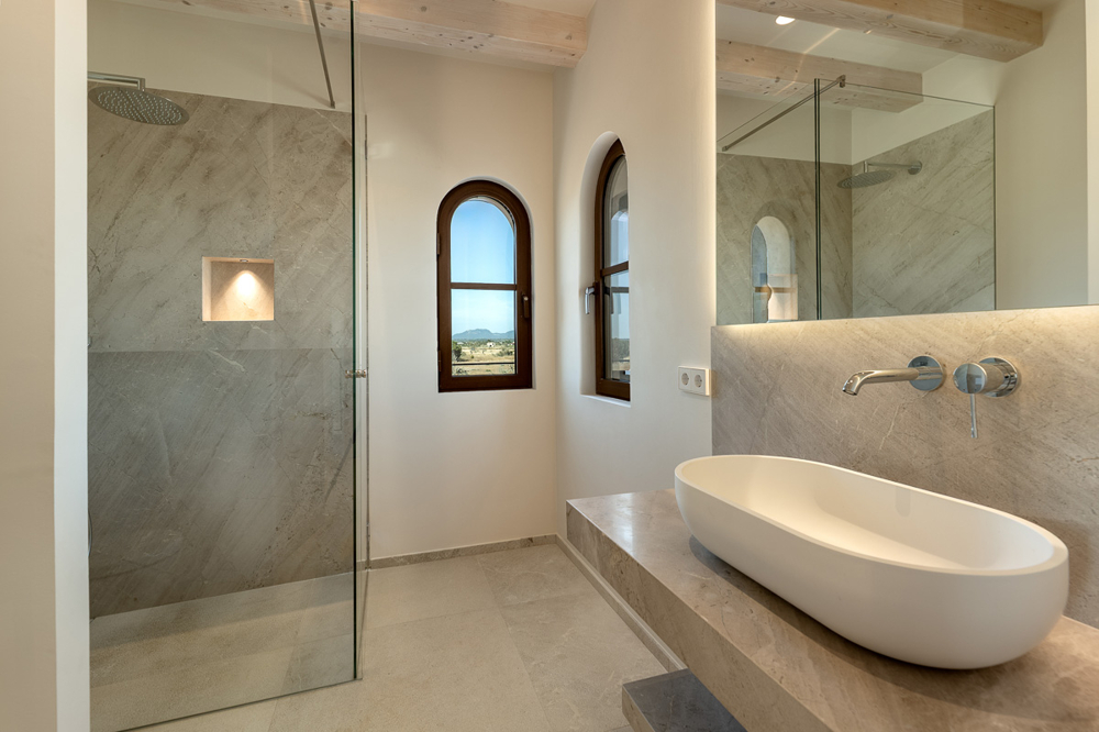 Cuarto de baño con ducha en suite planta baja