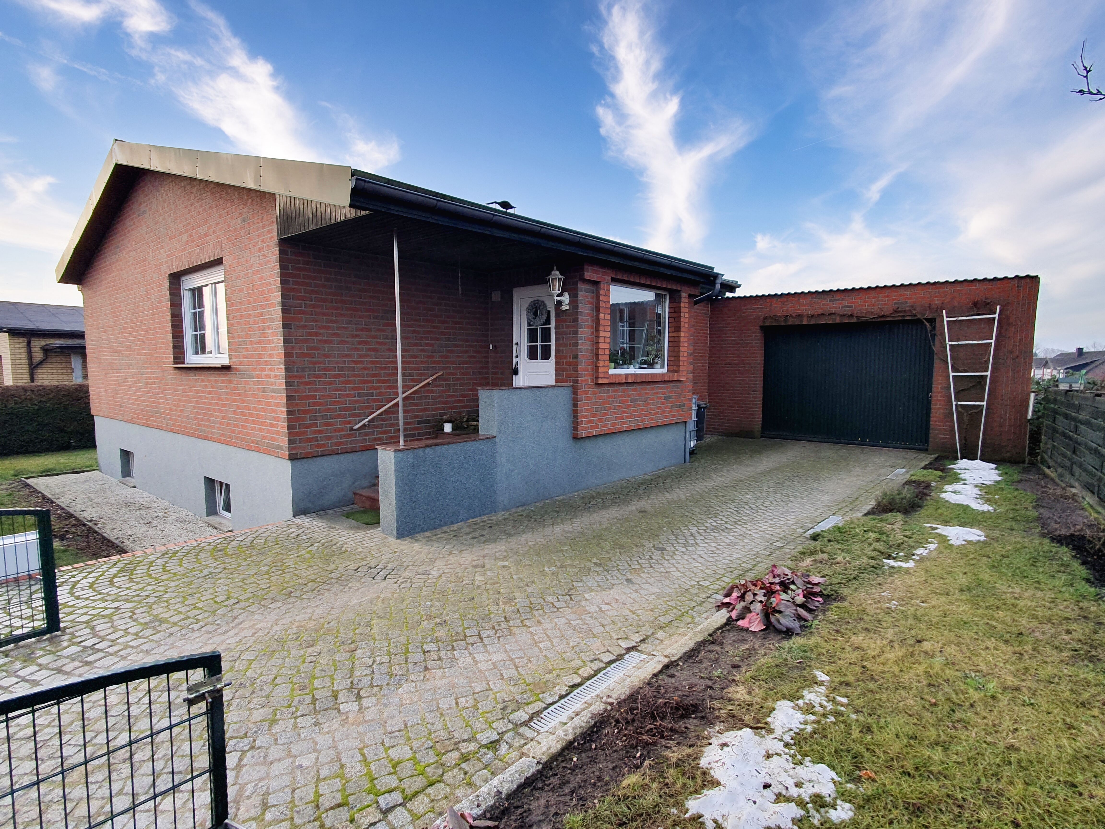 Ruhig gelegenes EFH mit Terrasse und 3 Garagen, 20km bis zur Insel Usedom