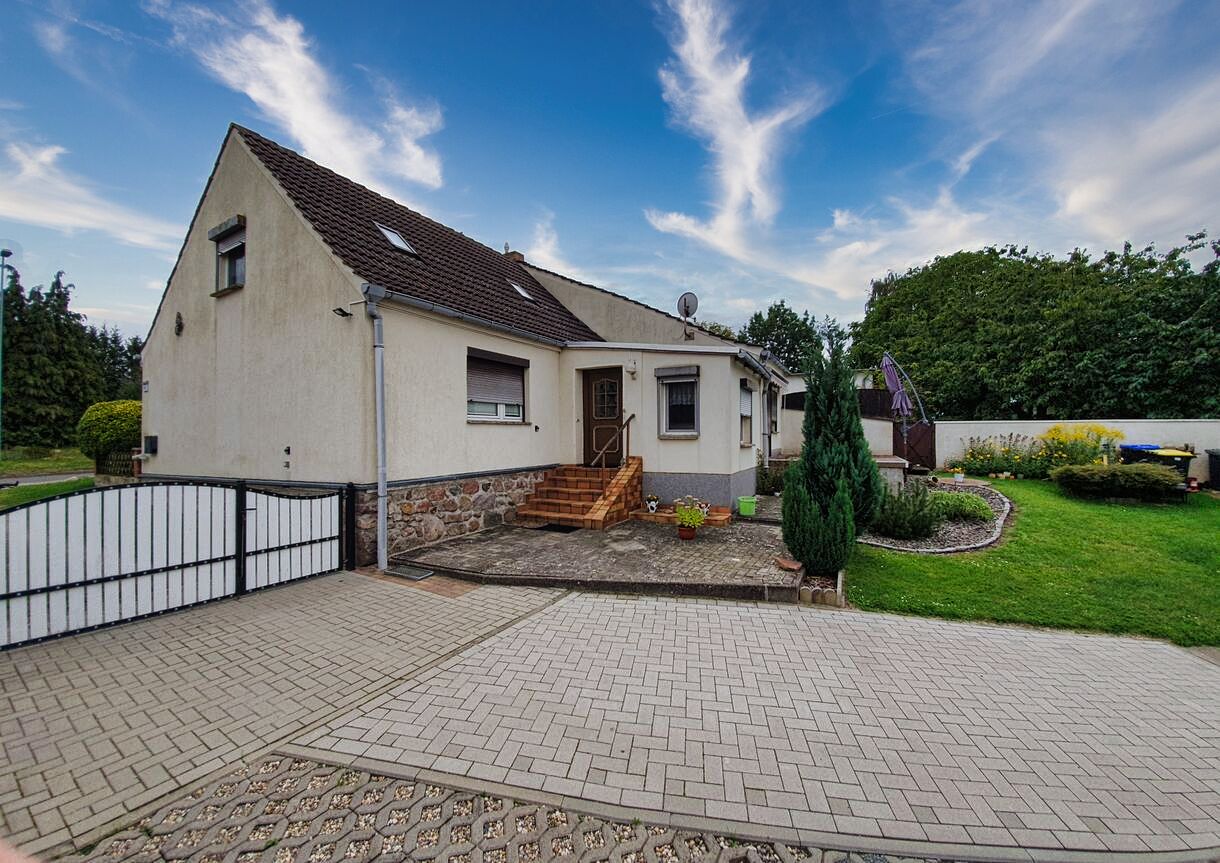 Einfamilienhaus mit schönem Garten u. Garage auf großem Grundstück