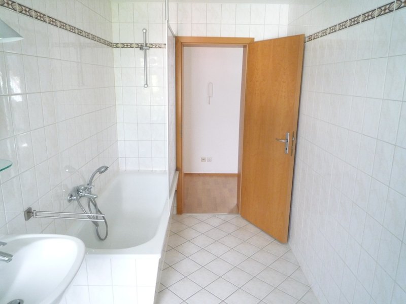 IDEAL - geräumige 3-Raum Wohnung im Dachgeschoss mit EBK - Foto 1