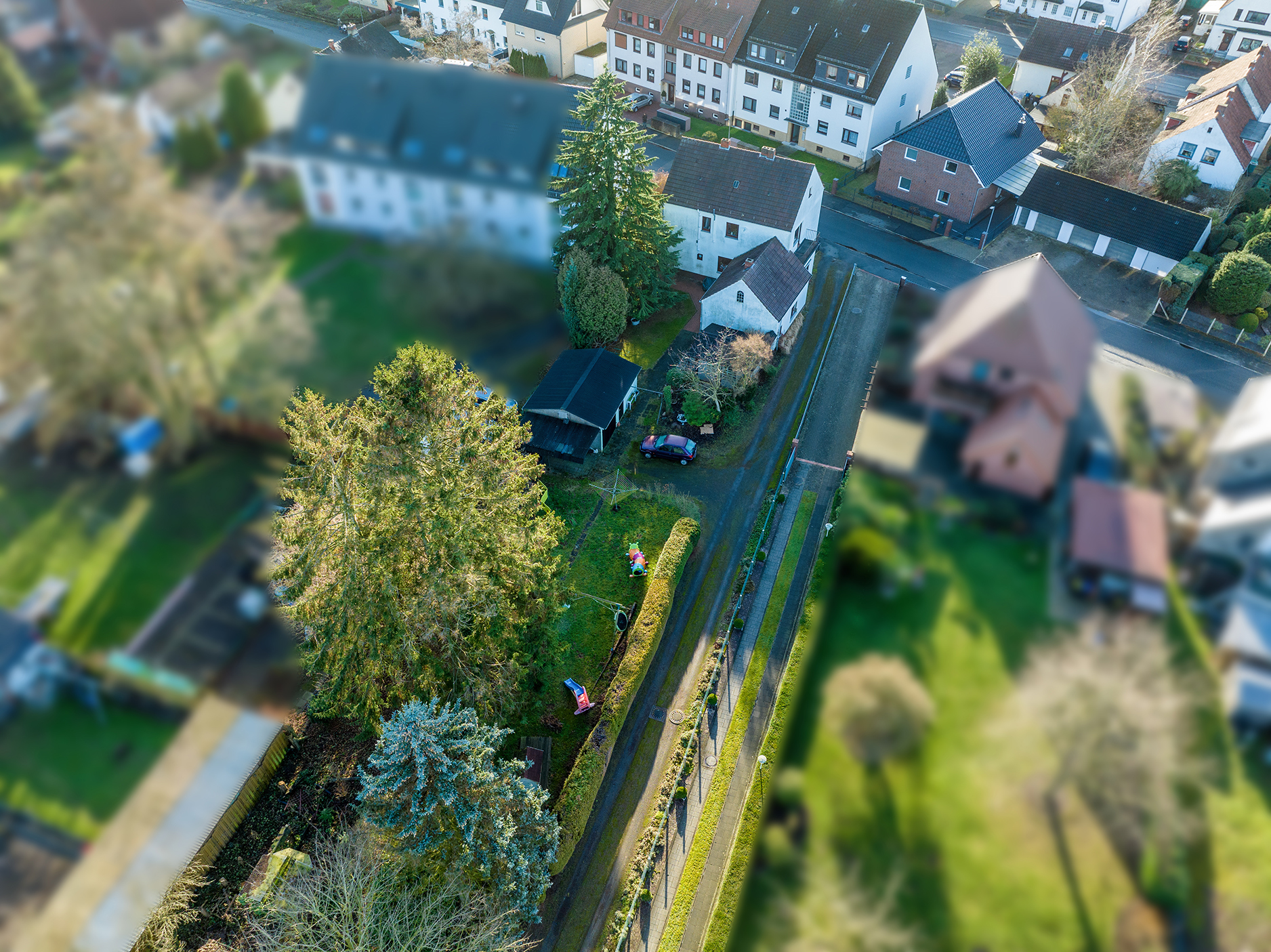 Zweifamilienhaus mit großem Grundstück — Drohnenaufnahme 2