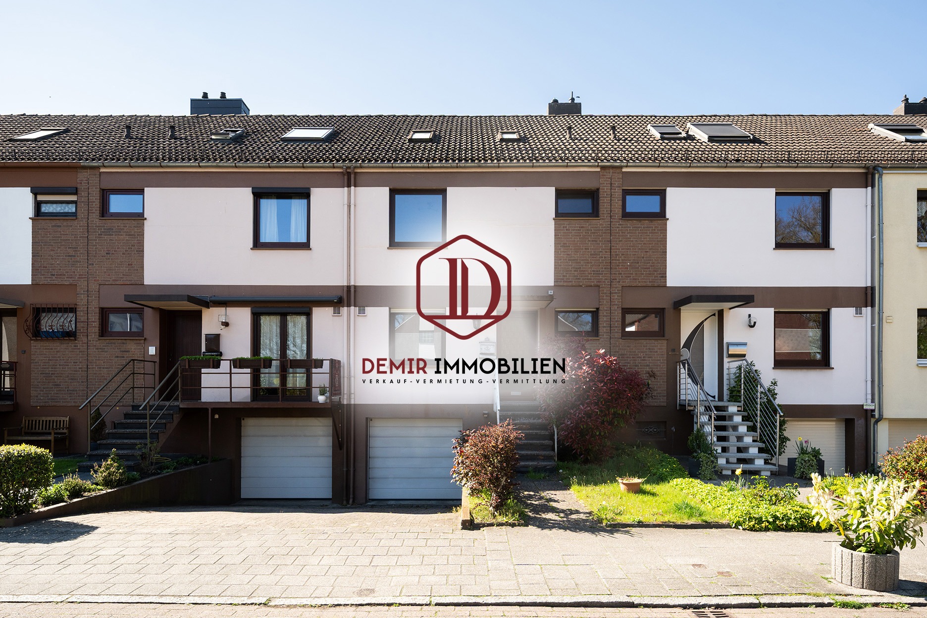 Modernisiertes Reihenhaus mit Garten, Garage und Top Raumaufteilung — Titelbild