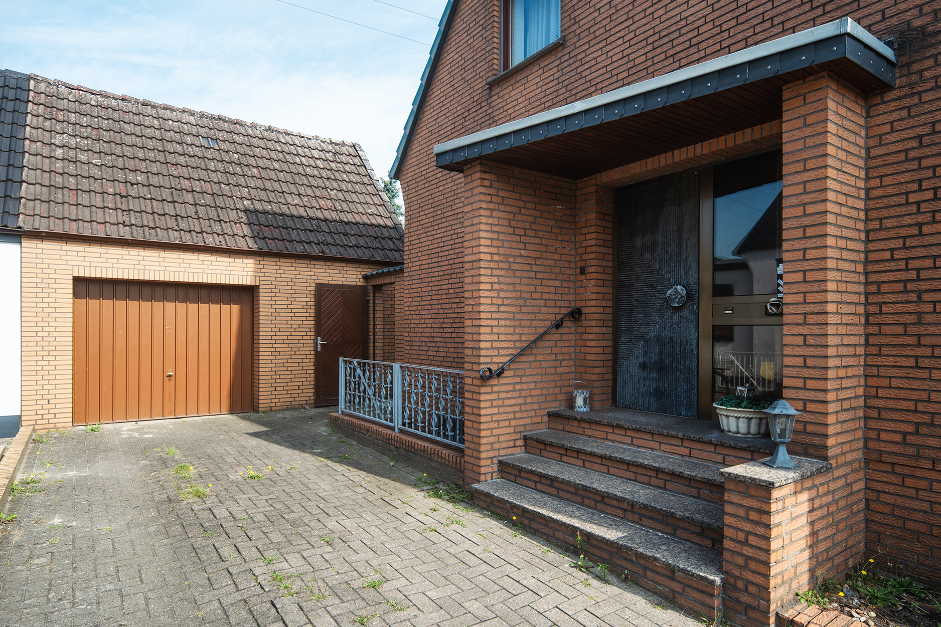 Attraktive Doppelhaushälfte in gefragter Lage in Bremen Farge — Hauseingang , Garage